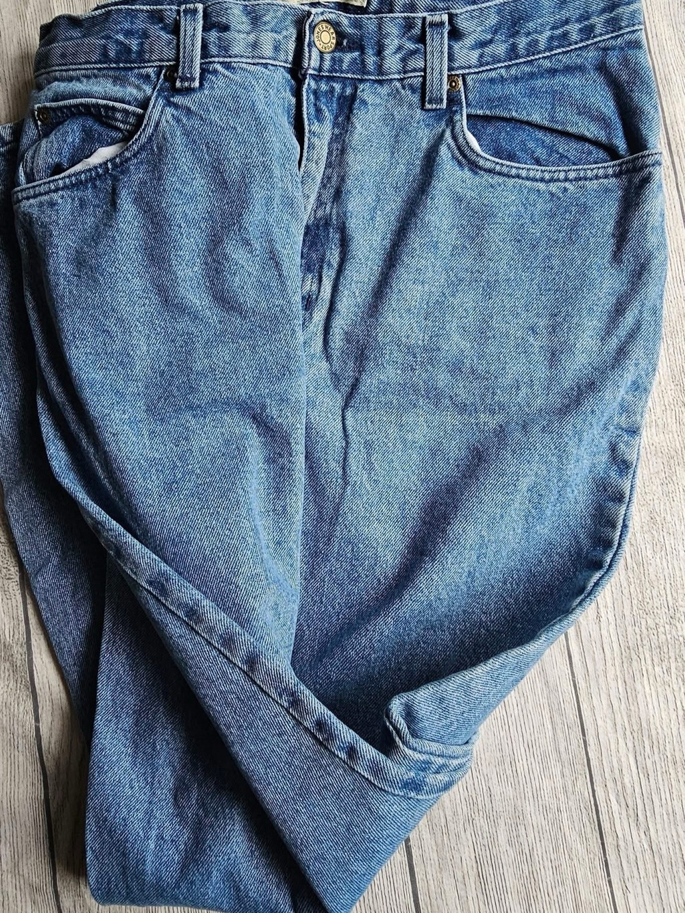 Jones Wear Relaxed Boyfriendt Jeans in Medium Blue- vintage style